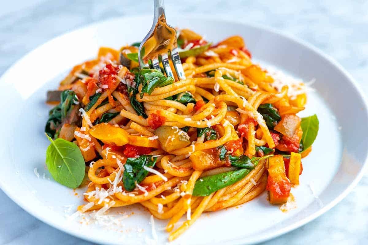 Spaghetti with tomato and basil at Pasta Bar